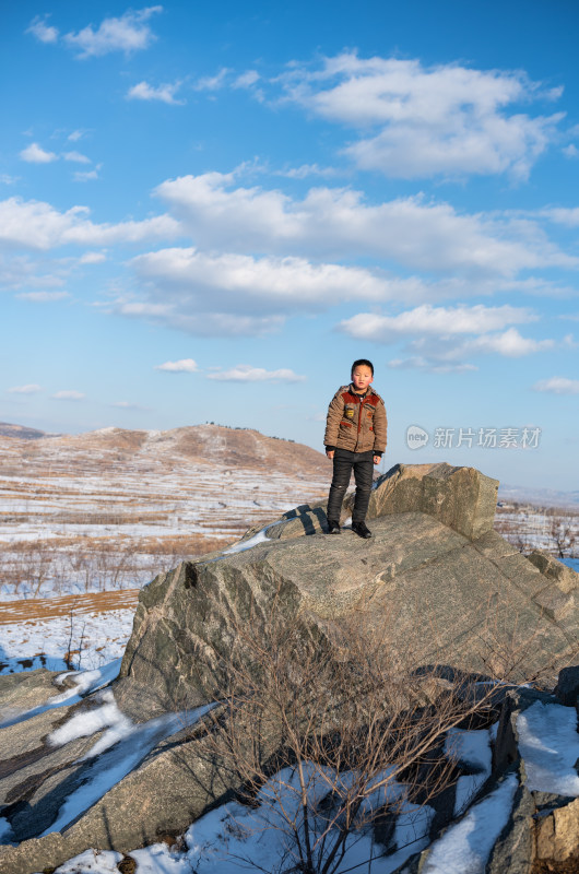 乡村田园雪景雪地童年