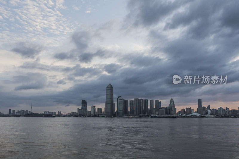 城市江畔的璀璨夜景全景