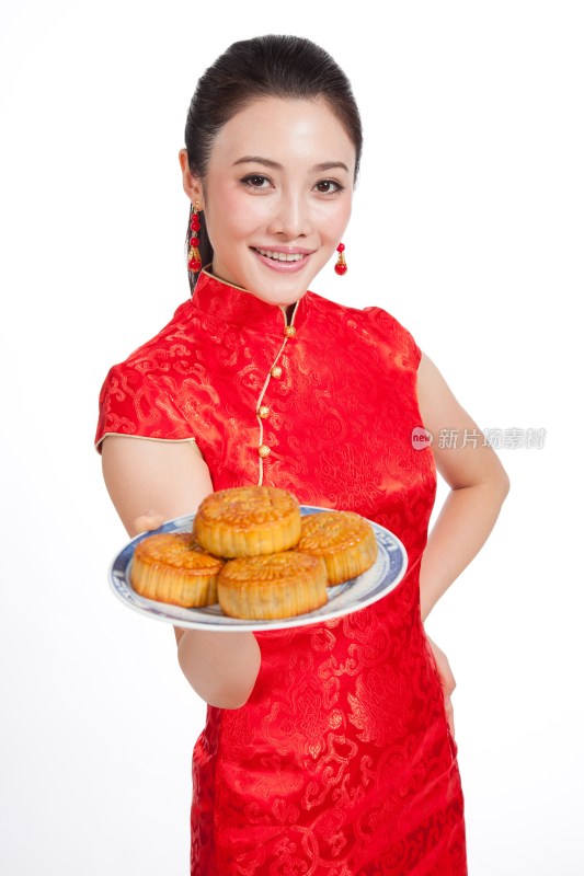 棚拍身穿中国传统服装的年轻女人端月饼