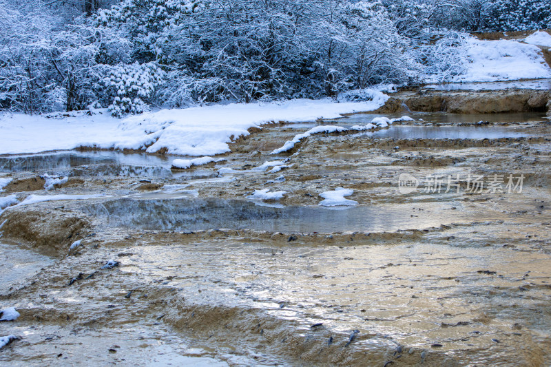 四川阿坝州黄龙景区冬日雪后钙化池