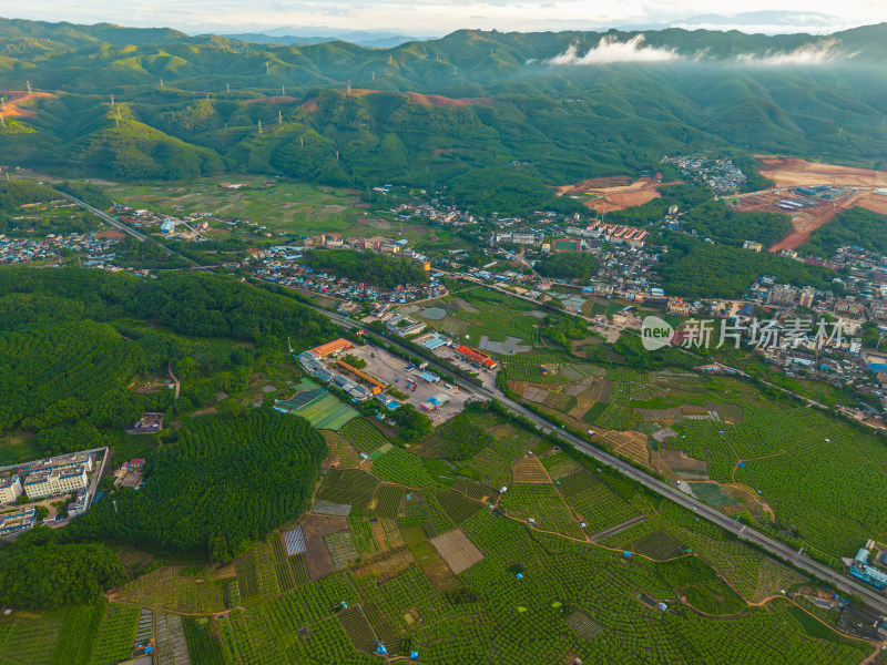 航拍视角下的乡村小镇和高速公路