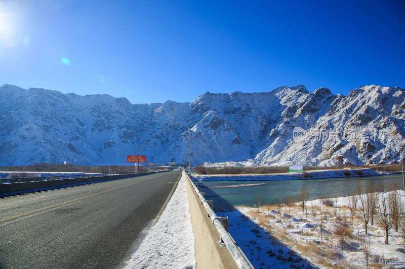 中国西藏冬季拉萨河雪景及拉萨河大桥