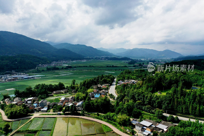 山间田野风光