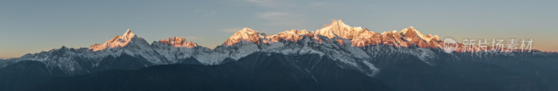 卡瓦格博梅里雪山日照金山全景