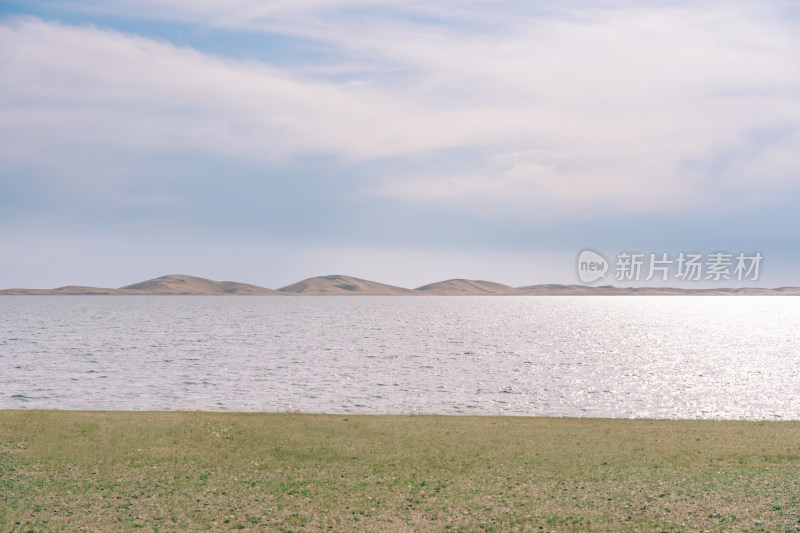 青海省海北州-青海湖尕海与远方的沙丘