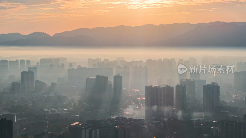 晨曦中的城市与远山景观