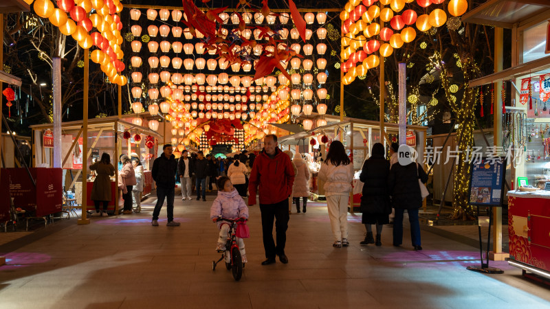 成都铁像寺水街新年氛围吸引市民打卡游玩