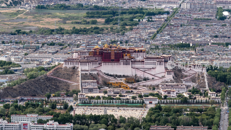 西藏拉萨南山公园远眺高原圣殿布达拉宫全景