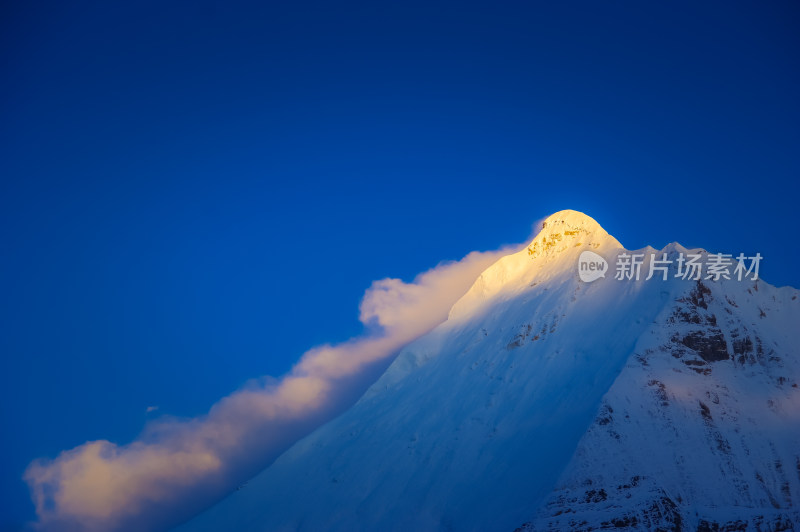 雪山日照金山自然风景