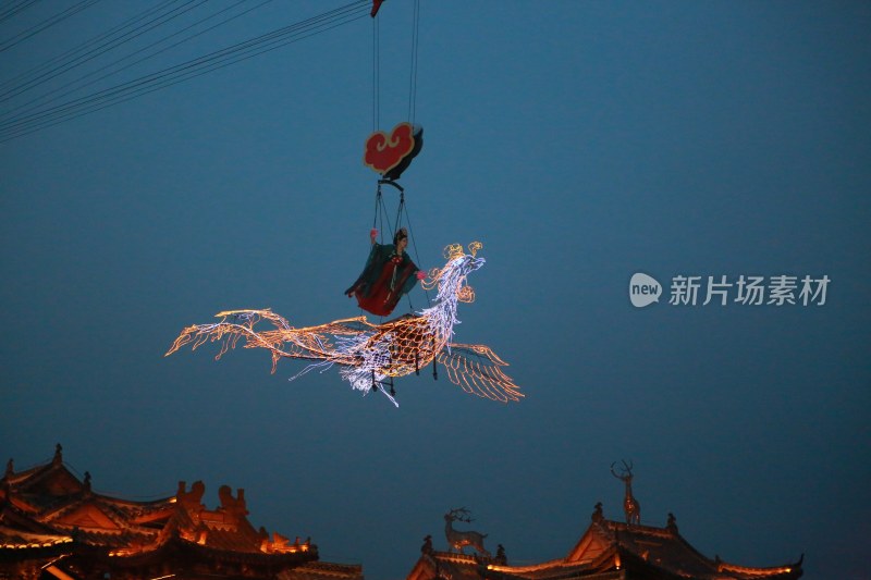 古装人物骑发光凤凰表演