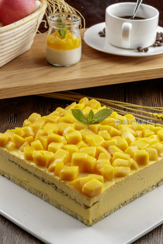 芒果奶油三层蛋糕摆放在木纹底板上