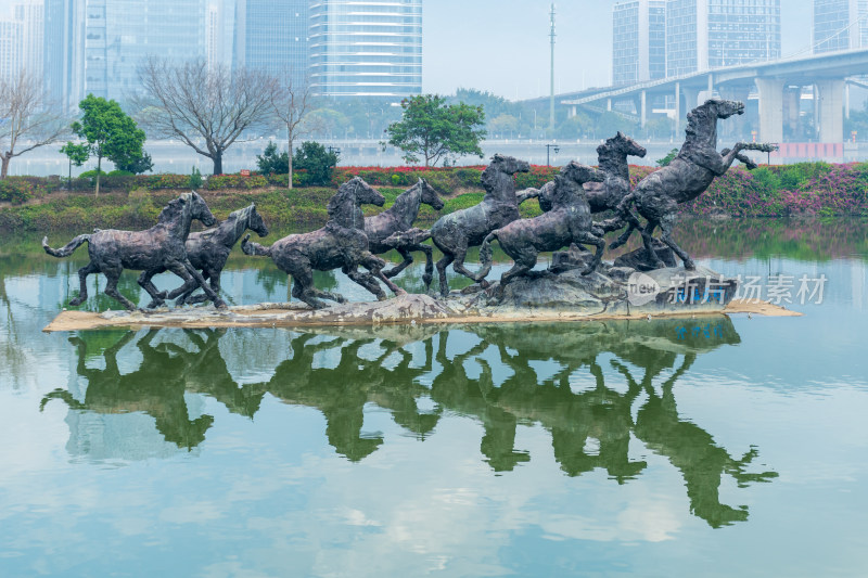 水中奔马雕塑与城市景观