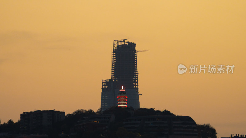 重庆揽胜楼与陆海国际中心同框 日落黄昏时