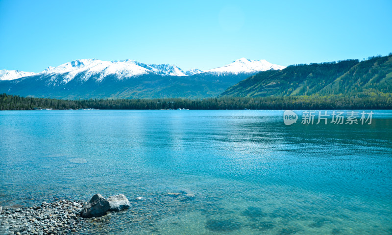 新疆阿勒泰喀纳斯湖山峰湖景自然风光