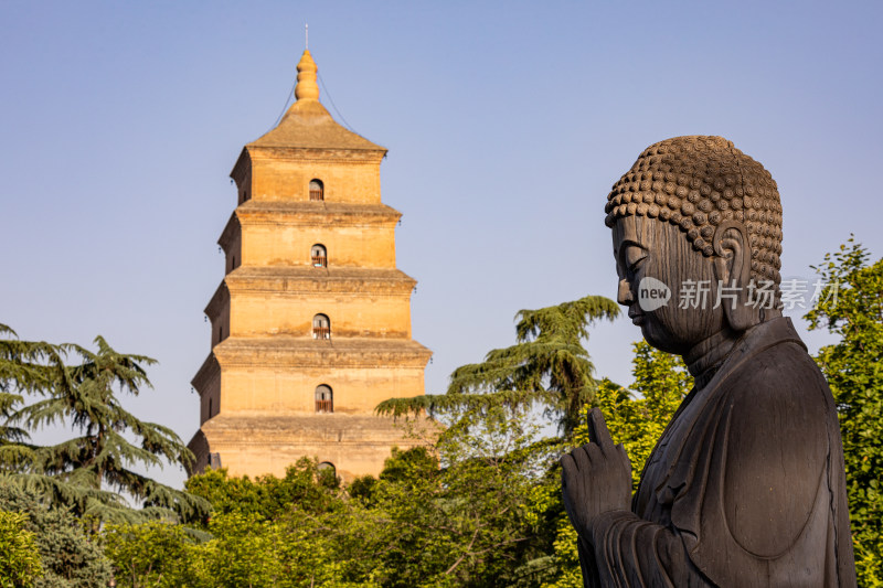 西安大雁塔大慈恩寺遗址公园释迦牟尼像景观