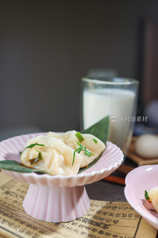 桌上盘子里的饺子特写镜头