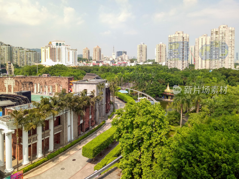 城市中绿植环绕的建筑景观