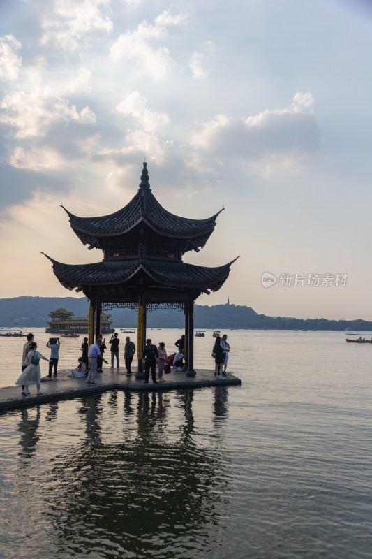 杭州西湖湖面上夕阳与聚贤亭