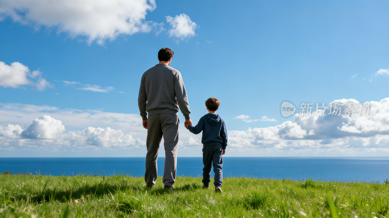 父亲与孩子海边草地牵手漫步父亲节父爱如山