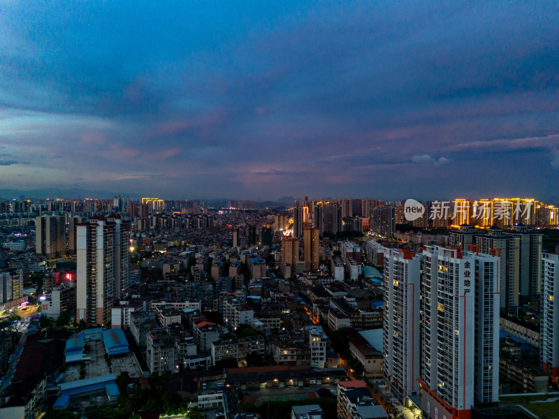 玉林城市夜幕降临晚霞航拍图