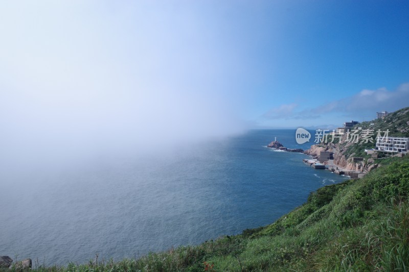 雾气笼罩的海面及岸边景象