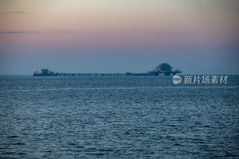 山东烟台东山栈桥海上日出海天相接一色景观