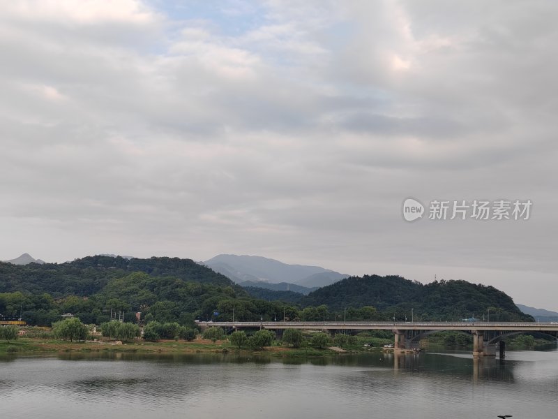 山水间的桥梁远景自然景观