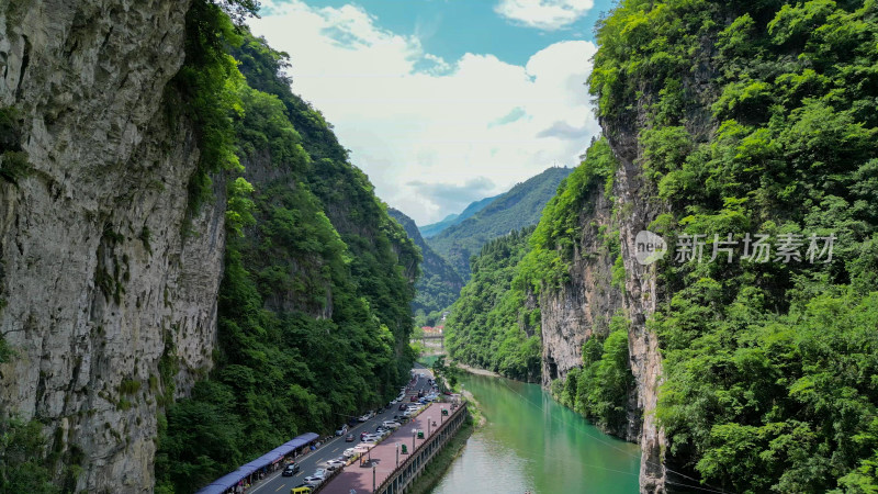 航拍夏日避暑圣地山谷河流