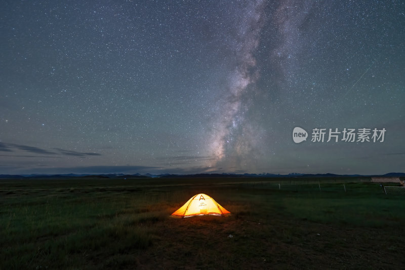 西藏阿里帕羊镇星空下的广袤草原和宁静银河