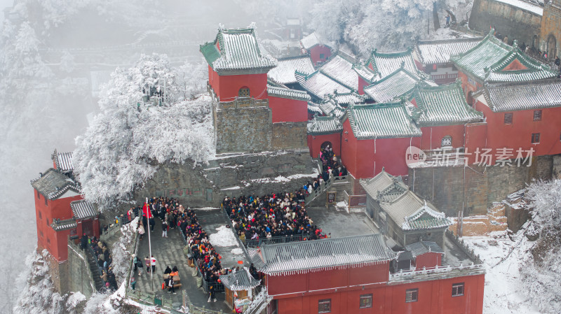 武当山金顶雪后游客排队上山游览