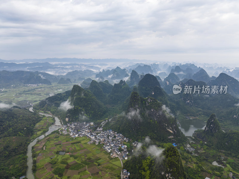 桂林鸟瞰图群山山巅清晨