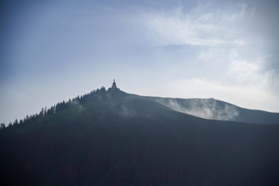 藏族白塔远山平流层