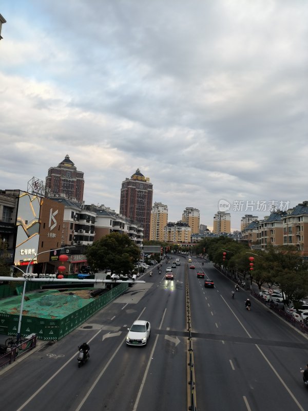 城市街道车水马龙景象