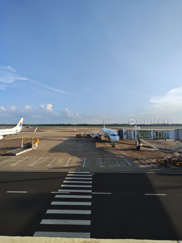 飞机停靠在海南海口美兰机场航站楼