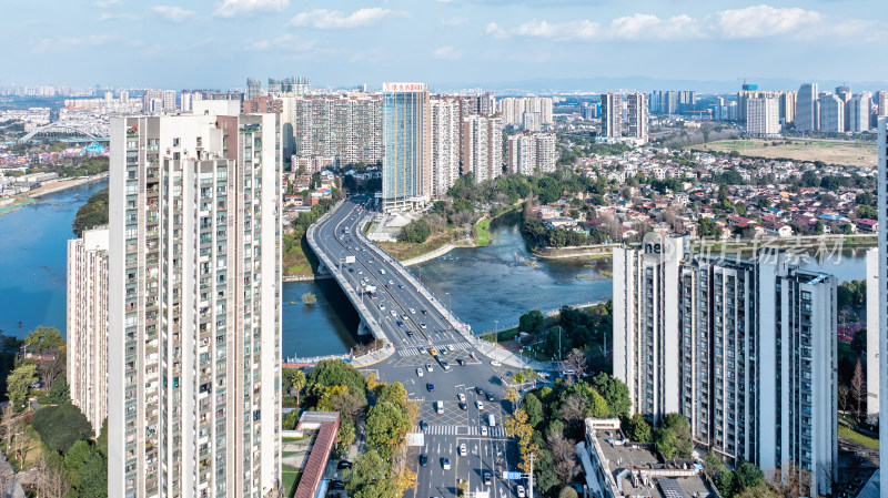 成都高新区锦江上的桂龙大桥及道路车流