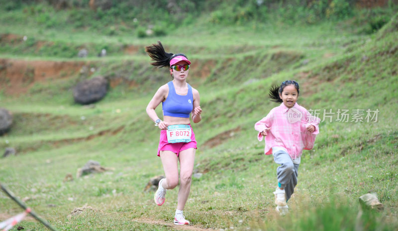 运动员在山间小路上跑步