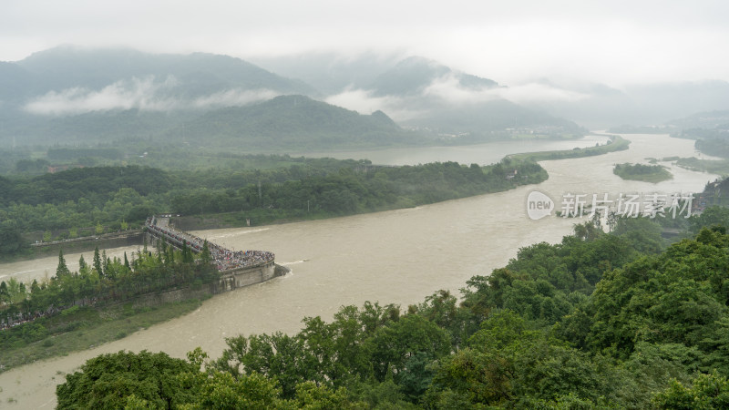 成都都江堰景区雨季的风景及游客