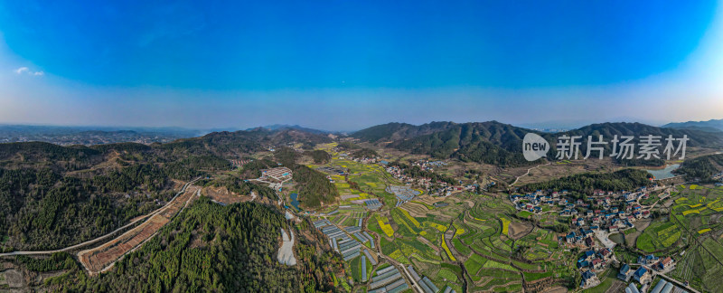 山川丘陵金黄稻田美丽乡村全景图航拍