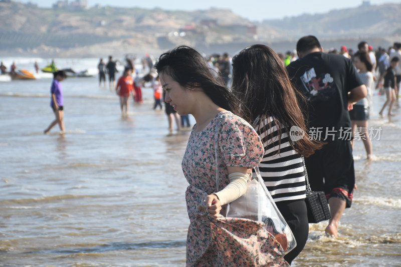 海边人群漫步休闲场景