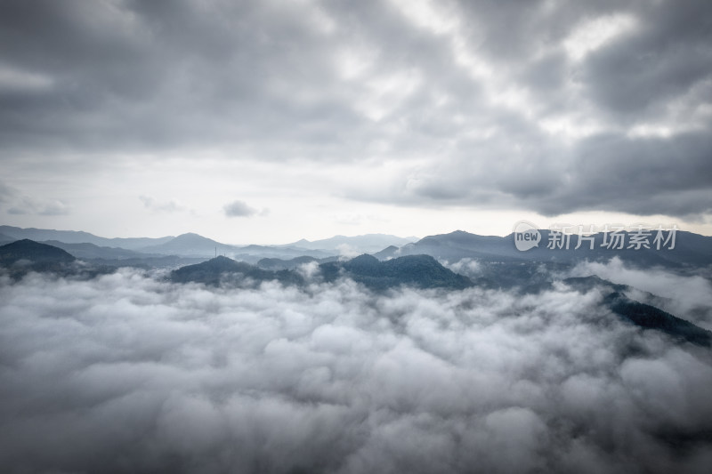 航拍云海山峦