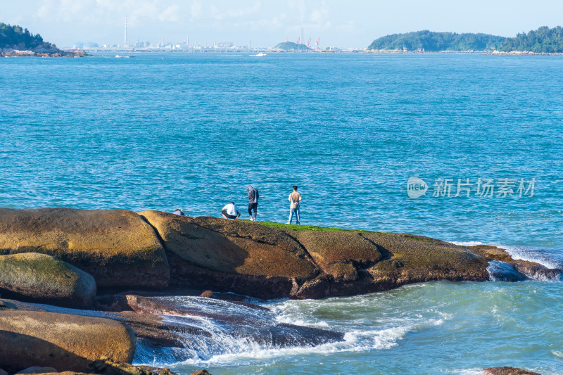 东山岛海边岩石上的人群风景