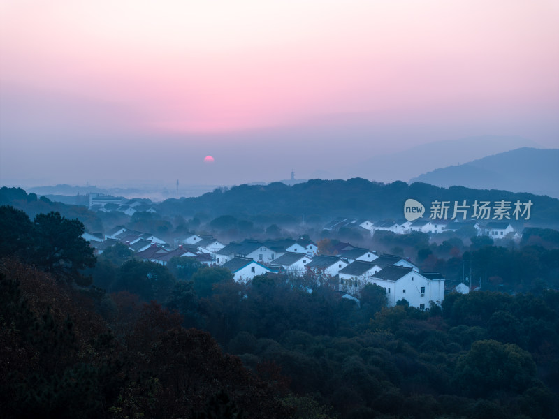 山林间的村庄在日出时分的美丽景象