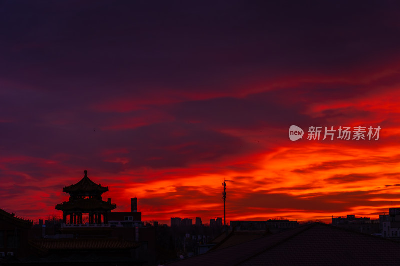 晚霞下的古建筑与城市景观