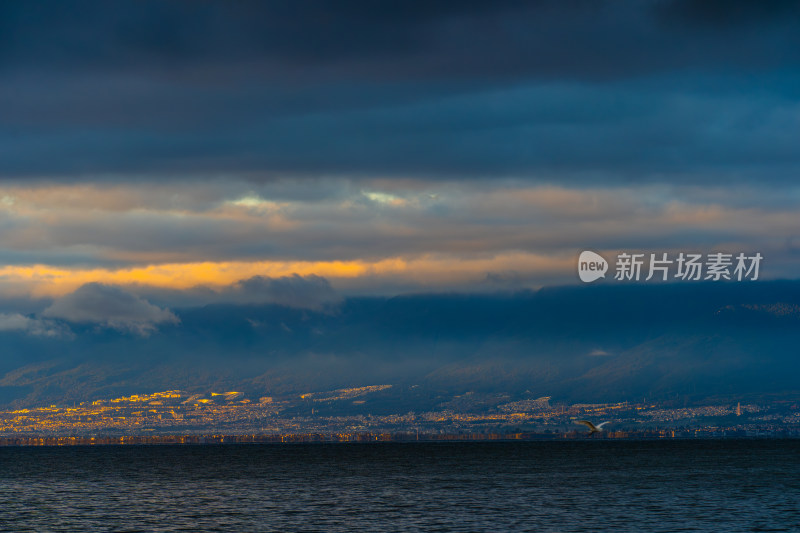 大理洱海 湖岸城市黄昏风光