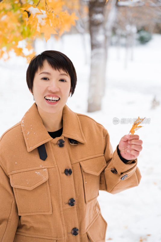 冬天在公园里游玩欣赏雪景的中国女性形象