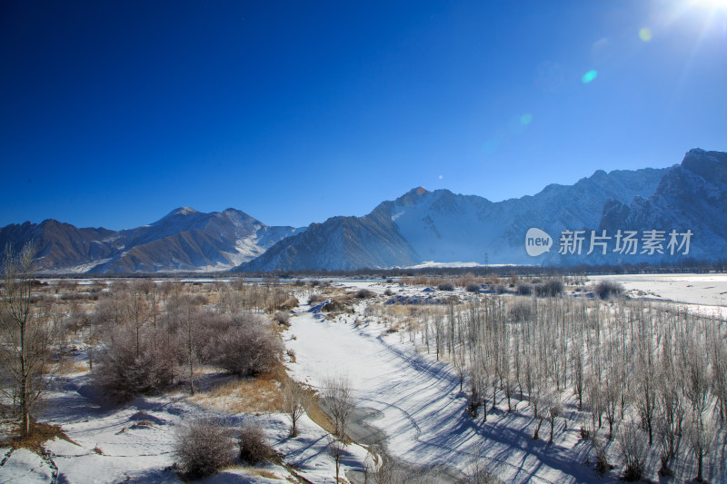 中国西藏冬季拉萨河雪景