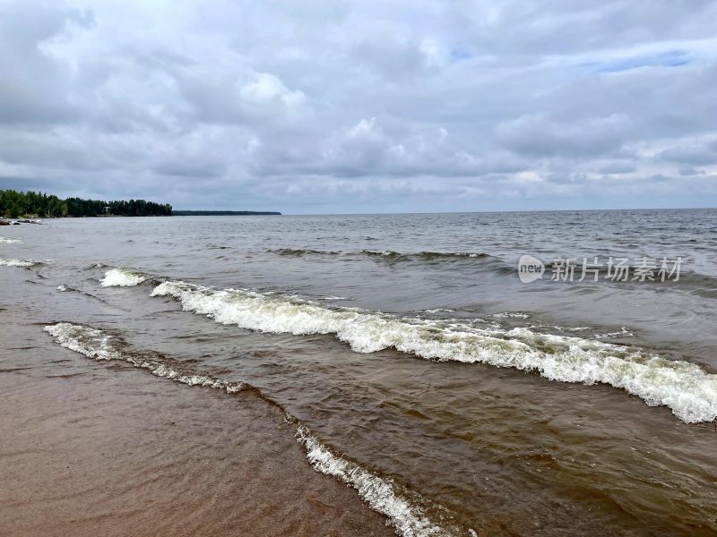 拉多加湖沙滩上浪潮涌动