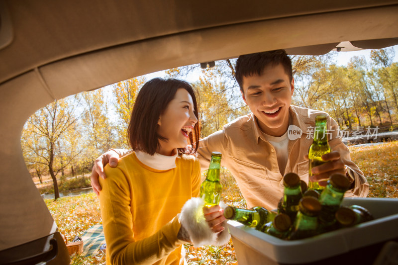 青年男女在户外露营