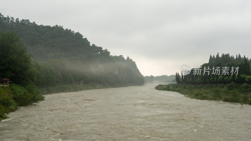 成都都江堰景区雨季的风景及游客