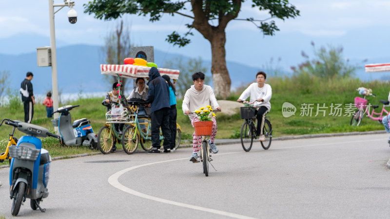 云南大理洱海边的环海路骑行游玩